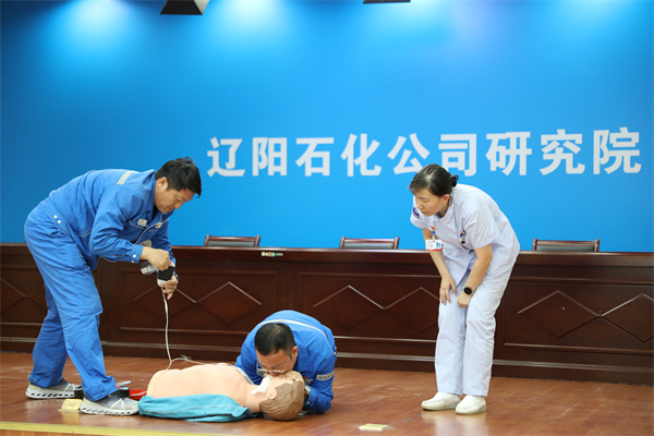 黨建領(lǐng)航聚合力 醫(yī)企共建護(hù)健康 遼陽(yáng)遼化醫(yī)院與遼陽(yáng)石化公司聯(lián)合開(kāi)展主題黨日活動(dòng)